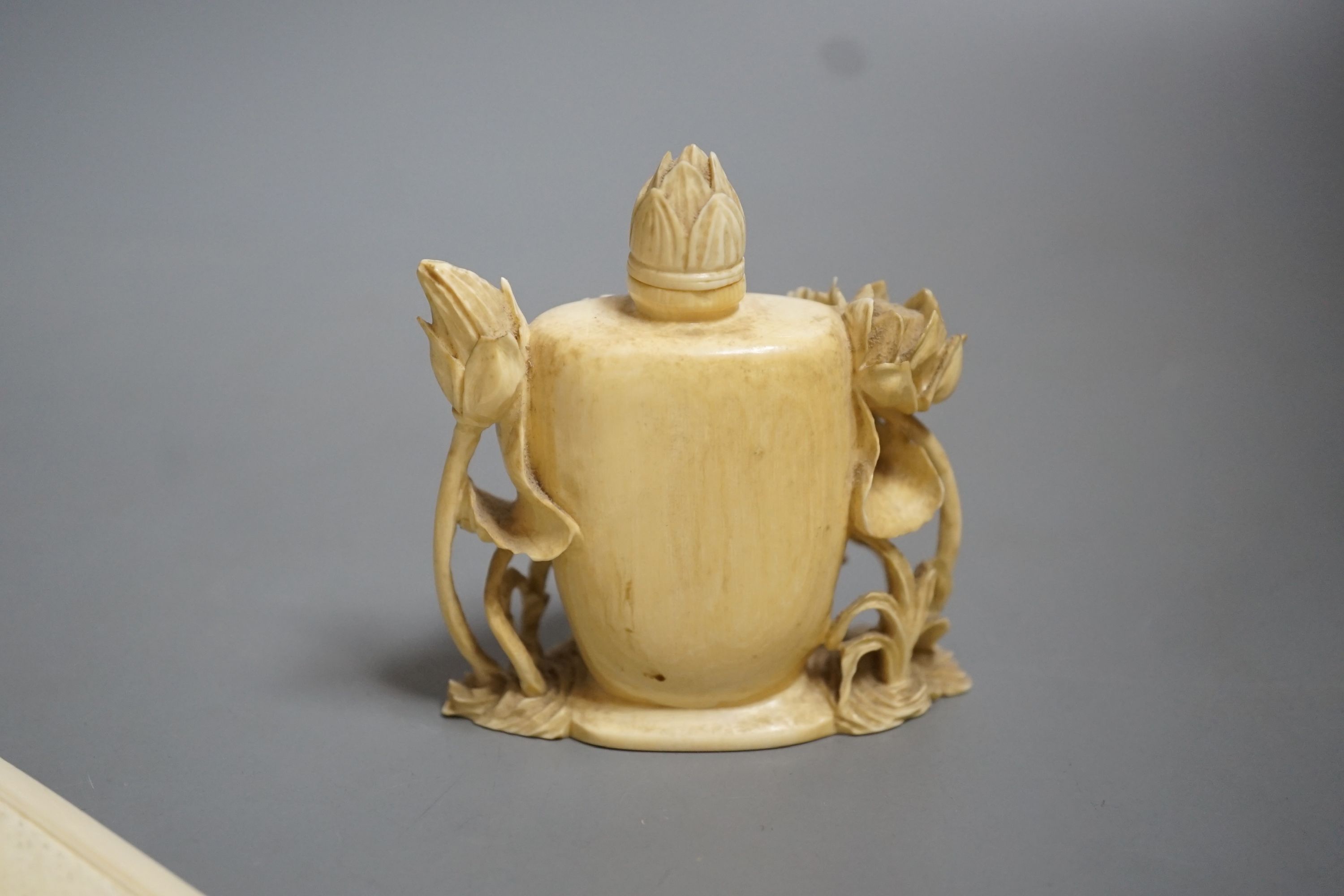 An early 20th century Chinese carved ivory page turner together with a similar carved ivory ‘dragonfly’ snuff bottle (2)